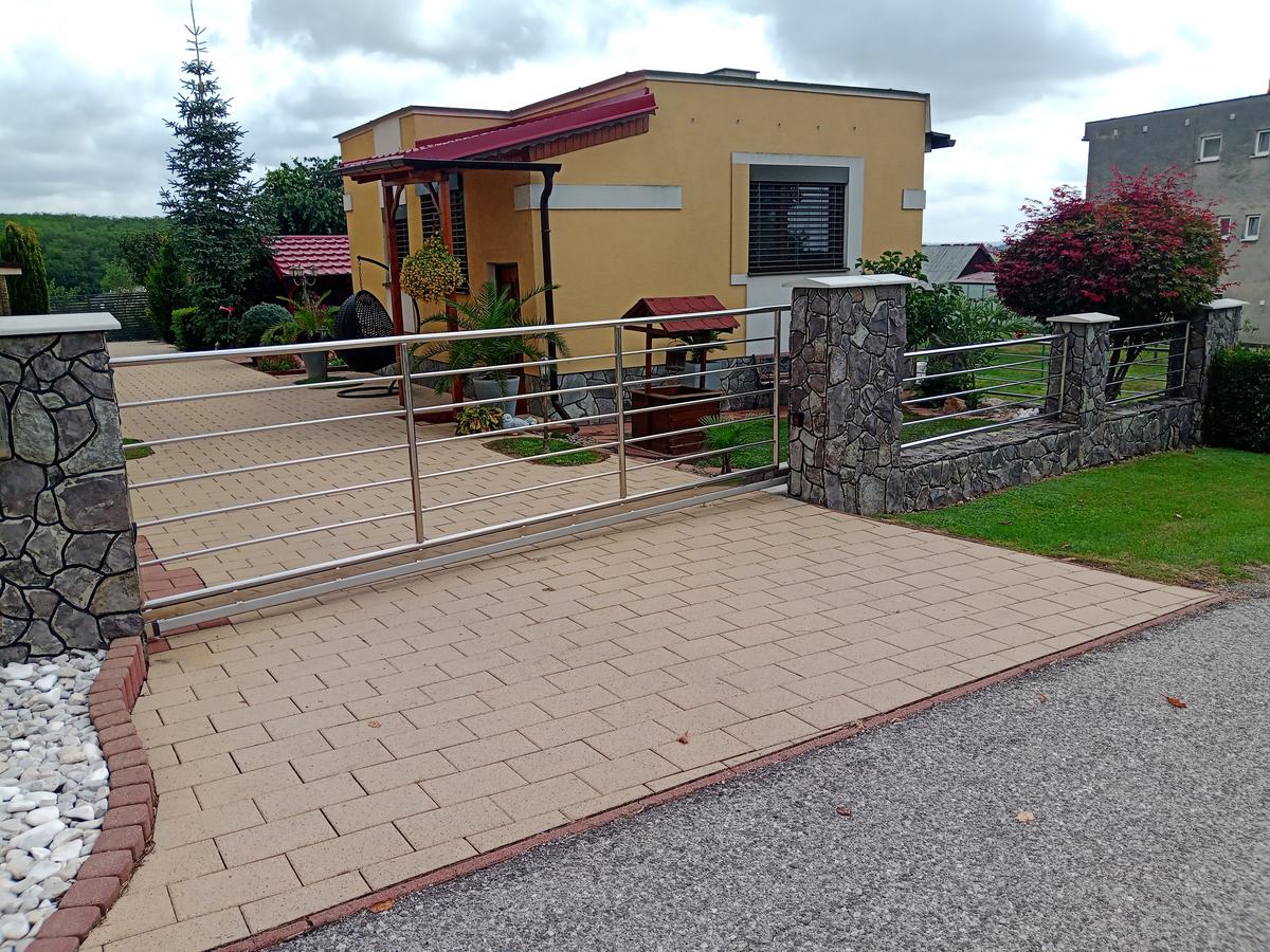 Nerezová samonosná brána